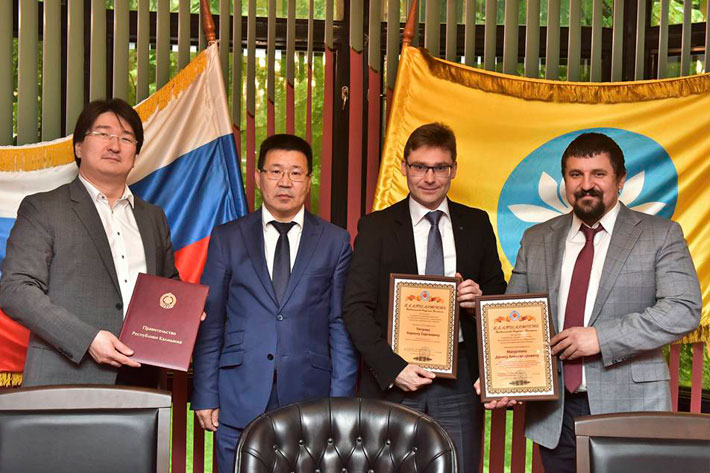 Бадма Башанкаев торжественно награжден почетной грамотой правительства Республики Калмыкии