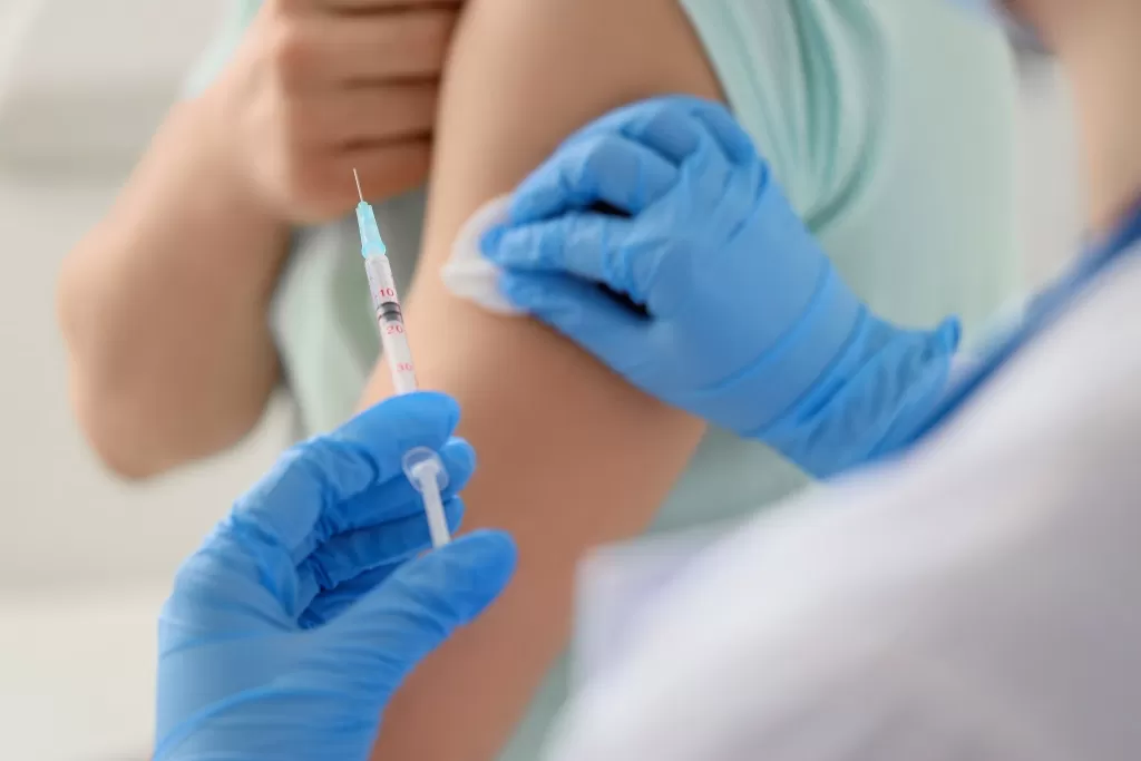 Вакцинация против COVID-19