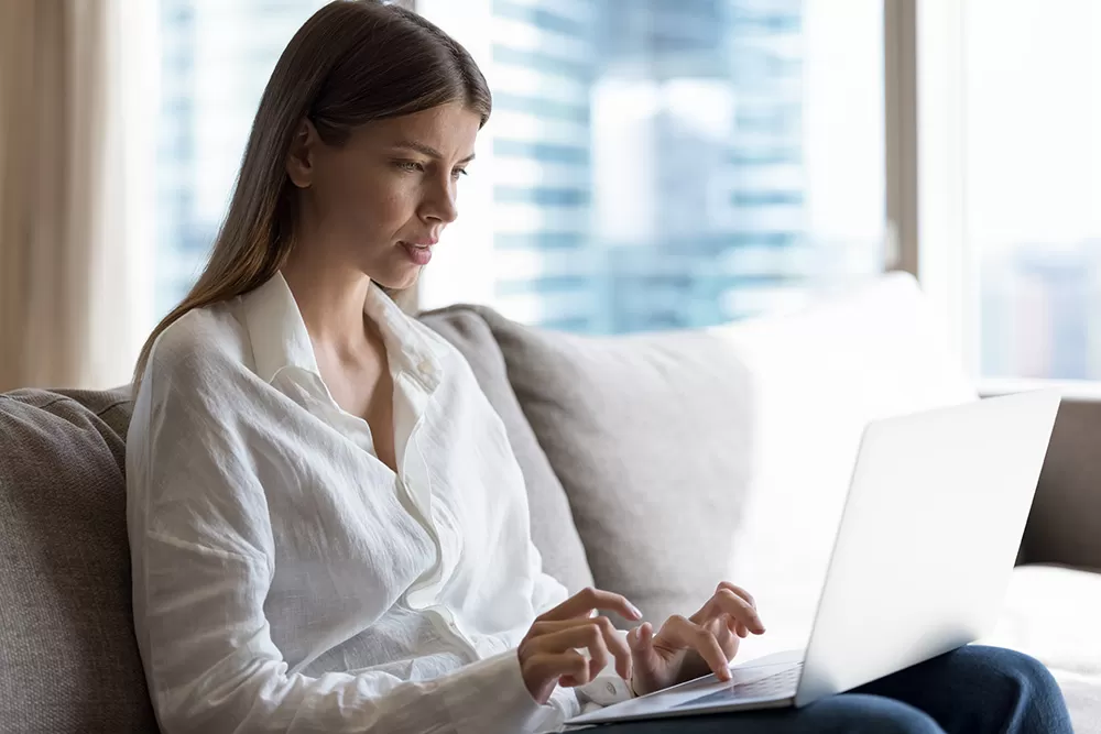 Девушка с ноутбуком