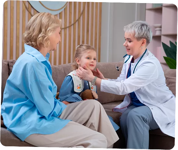Врач GMS Clinic осматривает ребенка на дому
