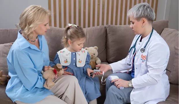 Врач GMS Clinic осматривает детей на дому