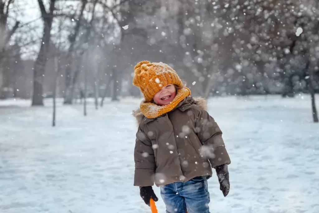 Ребёнок лизнул металл на морозе и прилип