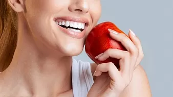 Как отбелить зубы дома