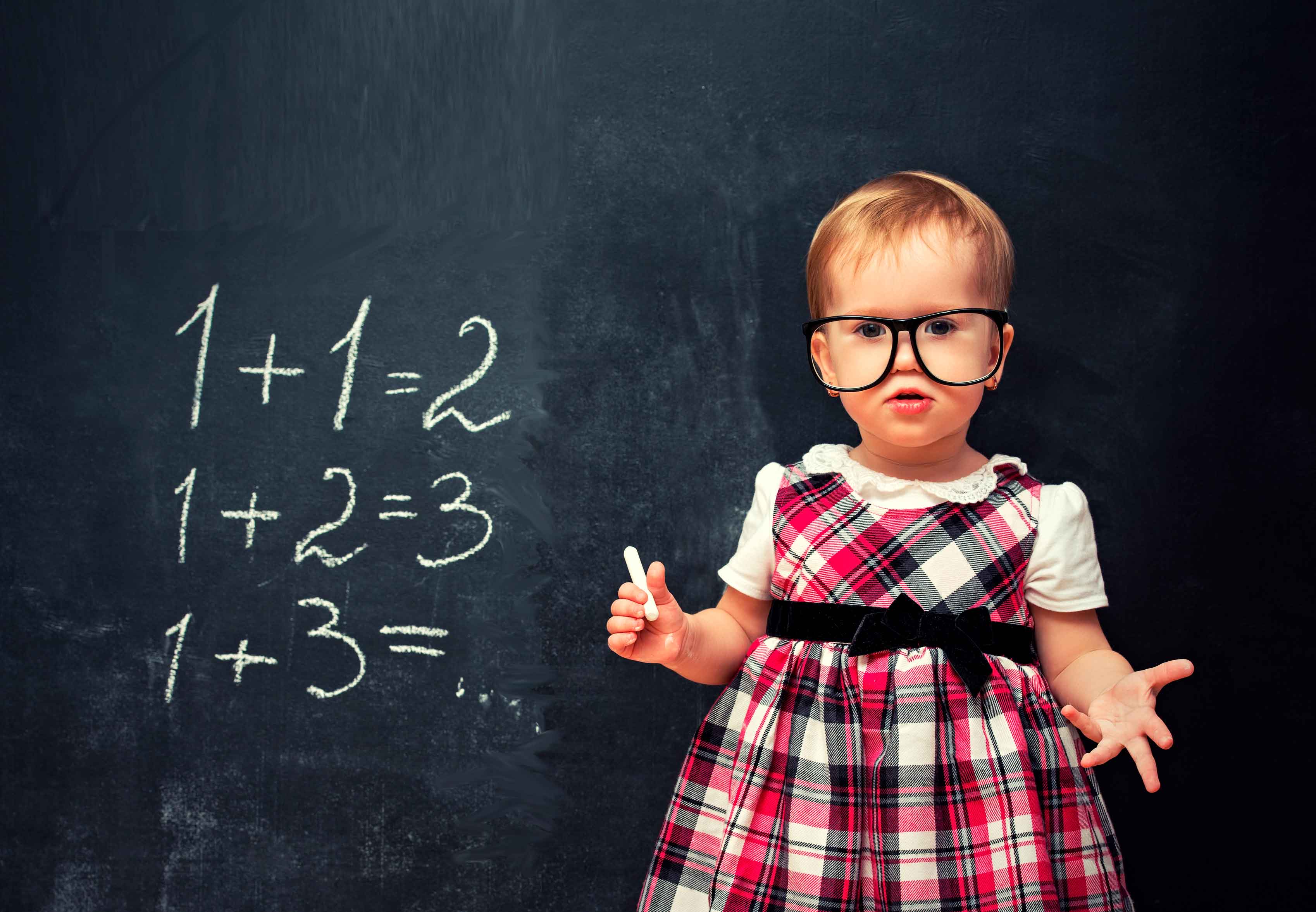 Думать считать помогать. Математика для детей. Девочка у доски. Ребенок математик. Математика для дошкольников.