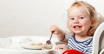 Как учить малыша до года есть самостоятельно?