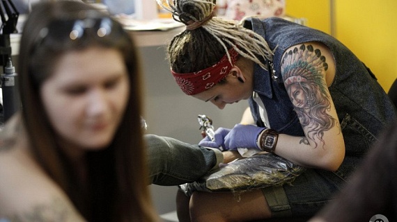 Эксперты рассказали, чем рискуют любители татуировок