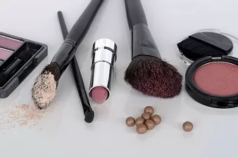 Детская косметика и мамины средства: когда что можно?